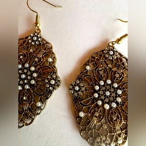 Women’s brass dangle earrings with pearl detail. Great condition.